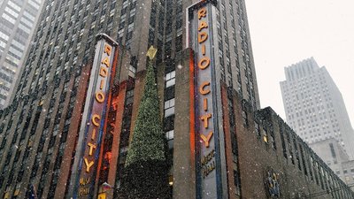 Christmas in New York City 1080p HD Wallpaper of Snowy 30 Rockefeller Plaza Building