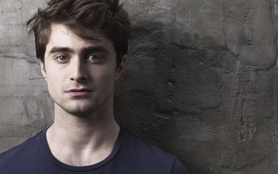 Daniel Radcliffe Look HD Wallpaper of Actor in Mens Blue Crew Neck Shirt