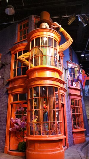 Harry Potter Warner Bros Studio HD Wallpaper Diagon Alley and Weasleys Wizard Wheezes in Stunning Detail