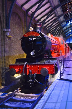 Hogwarts and Harry Potter HD Wallpaper of London Studio Train and Machinery