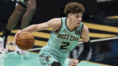 Dynamic LaMelo Ball 5K Basketball Wallpaper Elite Athlete in Action