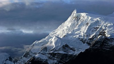 Mount Everest Nepal HD Wallpaper of Majestic Snowcapped Mountains in Tranquil Winter Scenery  Free Download 1080p