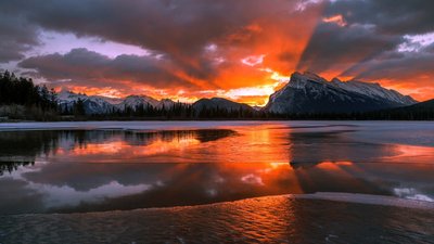 Captivating HD Wallpaper Majestic Canadian Landscape with Mountains Lakes and Snowy Peaks in Alberta