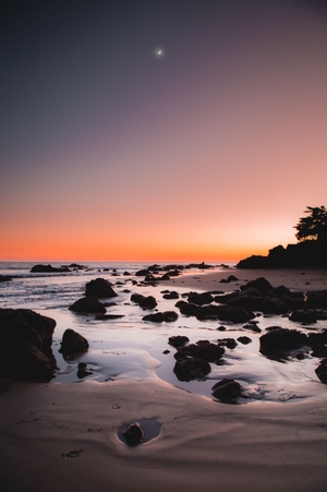 Serene Rocky Beach Sunrise Scenery A Stunning Coastal Landscape